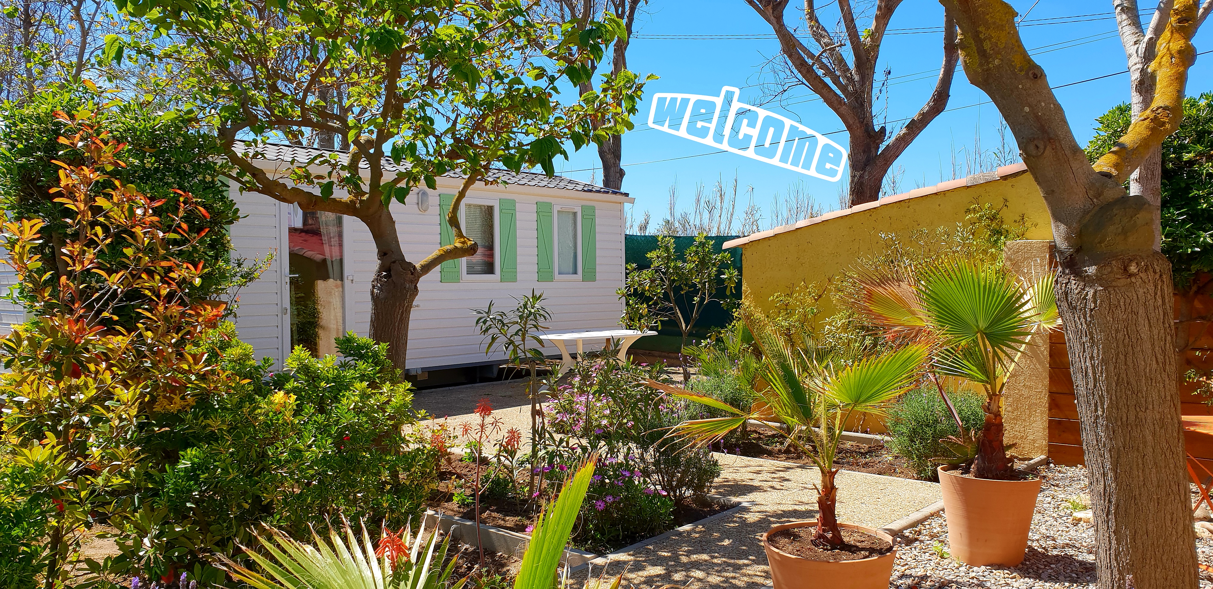 Mobil-home et sa terrasse fleurie