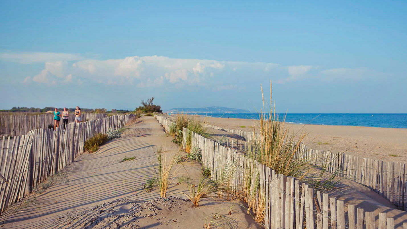 Le camping Beauregard Plage à Marseillan offre un accès direct à la plage