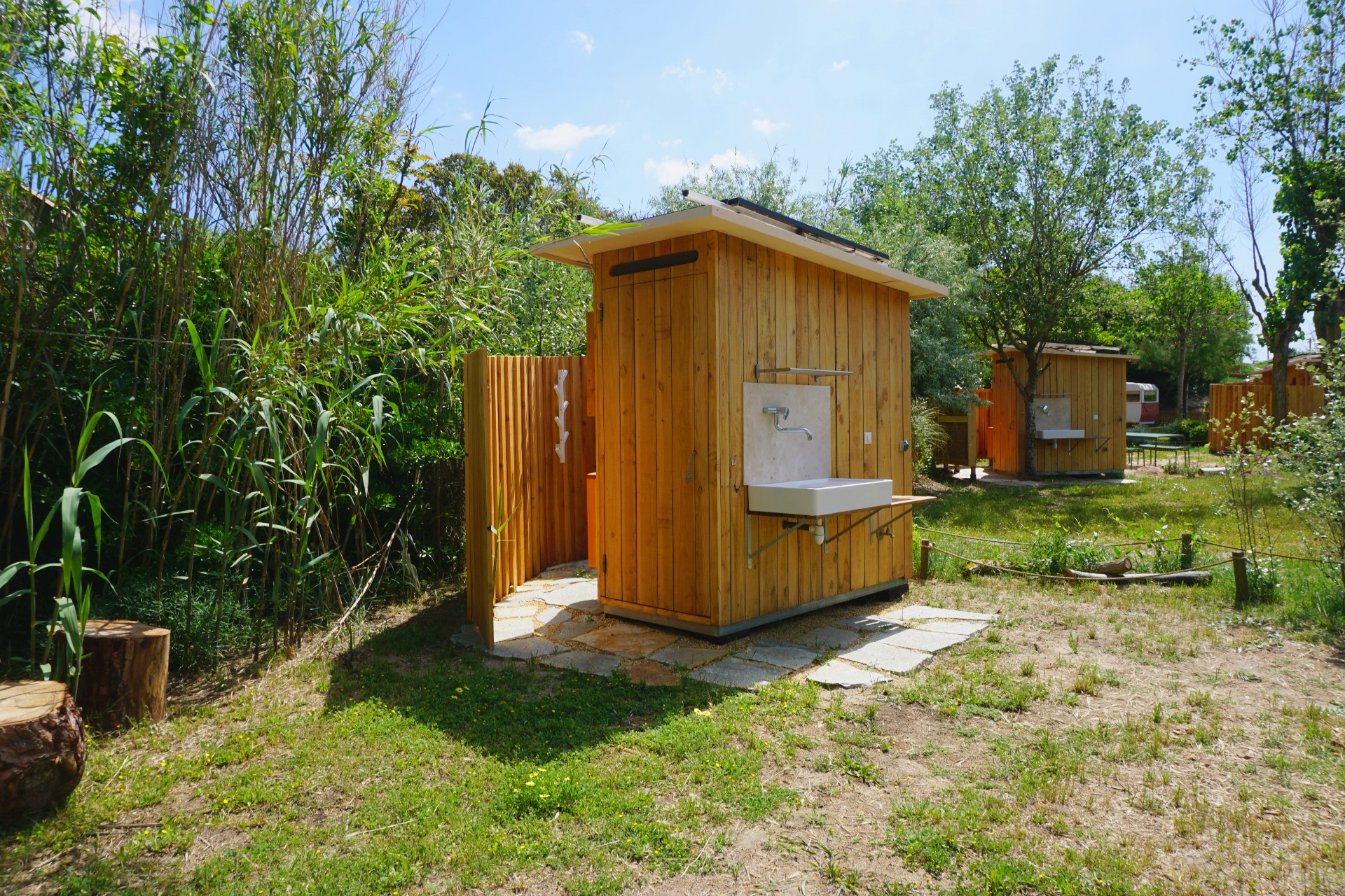 Emplacement Caban'O avec Sanitaire Privé pour Camping-car, caravane, tente, van