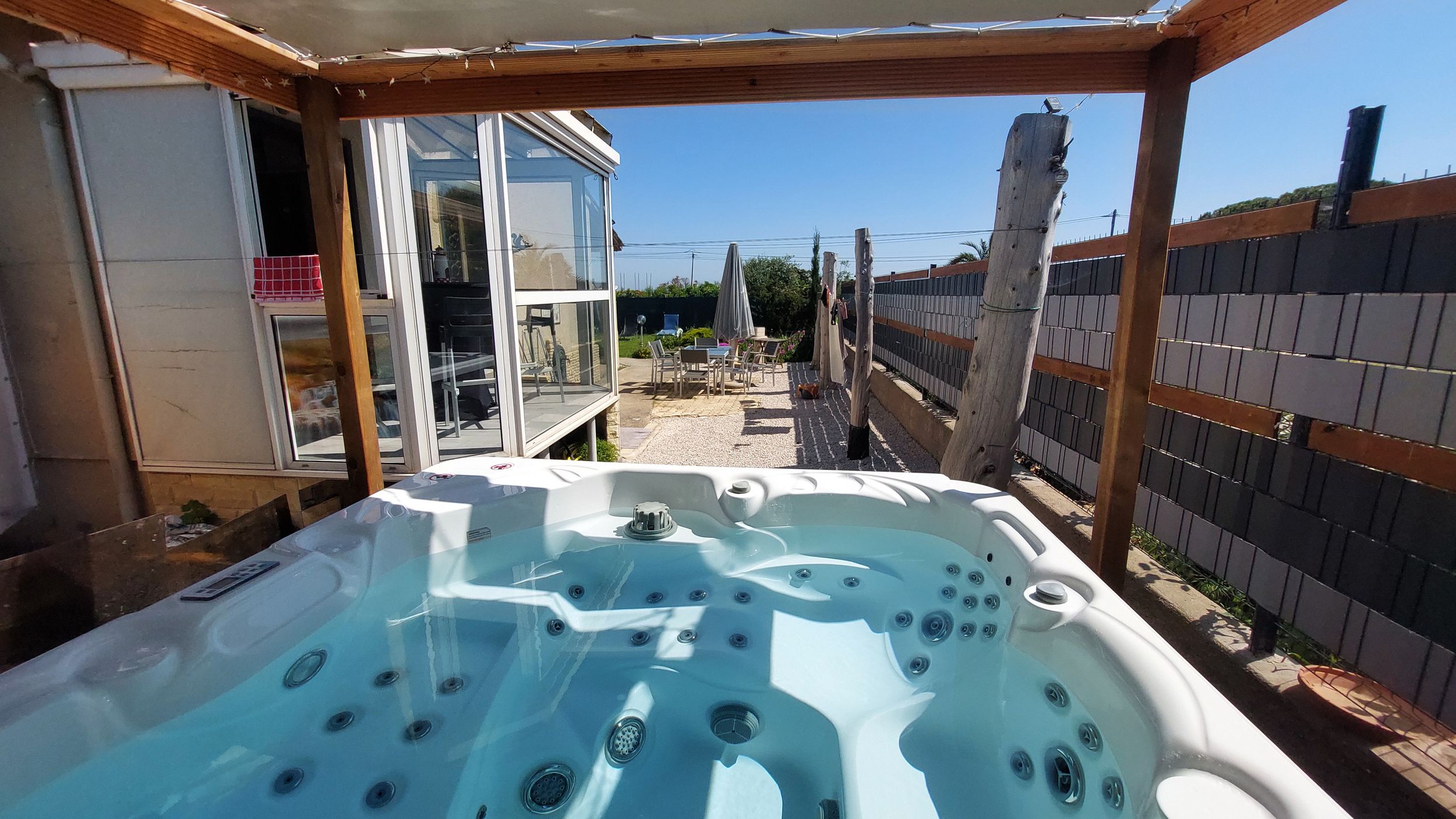 LA MAISON DE GEORGES LES PIEDS DANS THAU LAMBERT FRANCE (3)