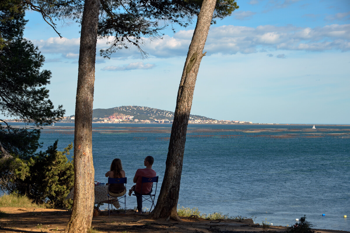 Pareja al borde de la laguna de Thau