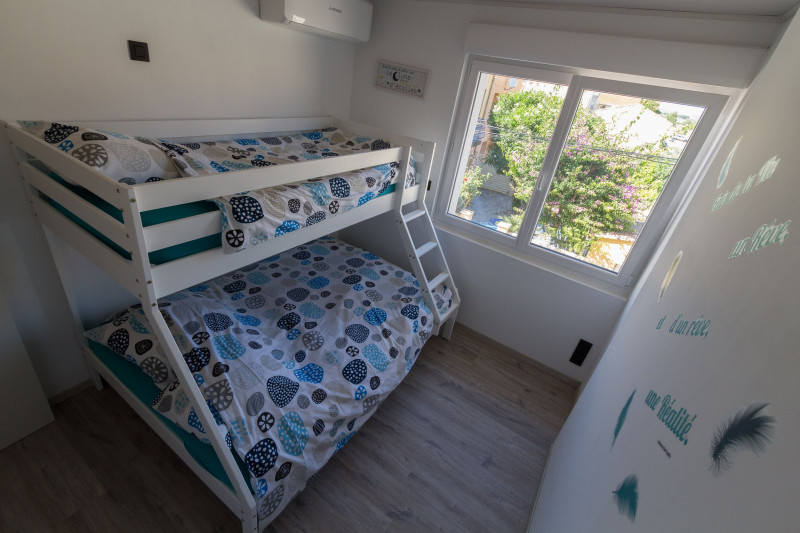 APPARTEMENT HIPPOCAMPE LES PIEDS DANS THAU LAMBERT FRANCE (5)